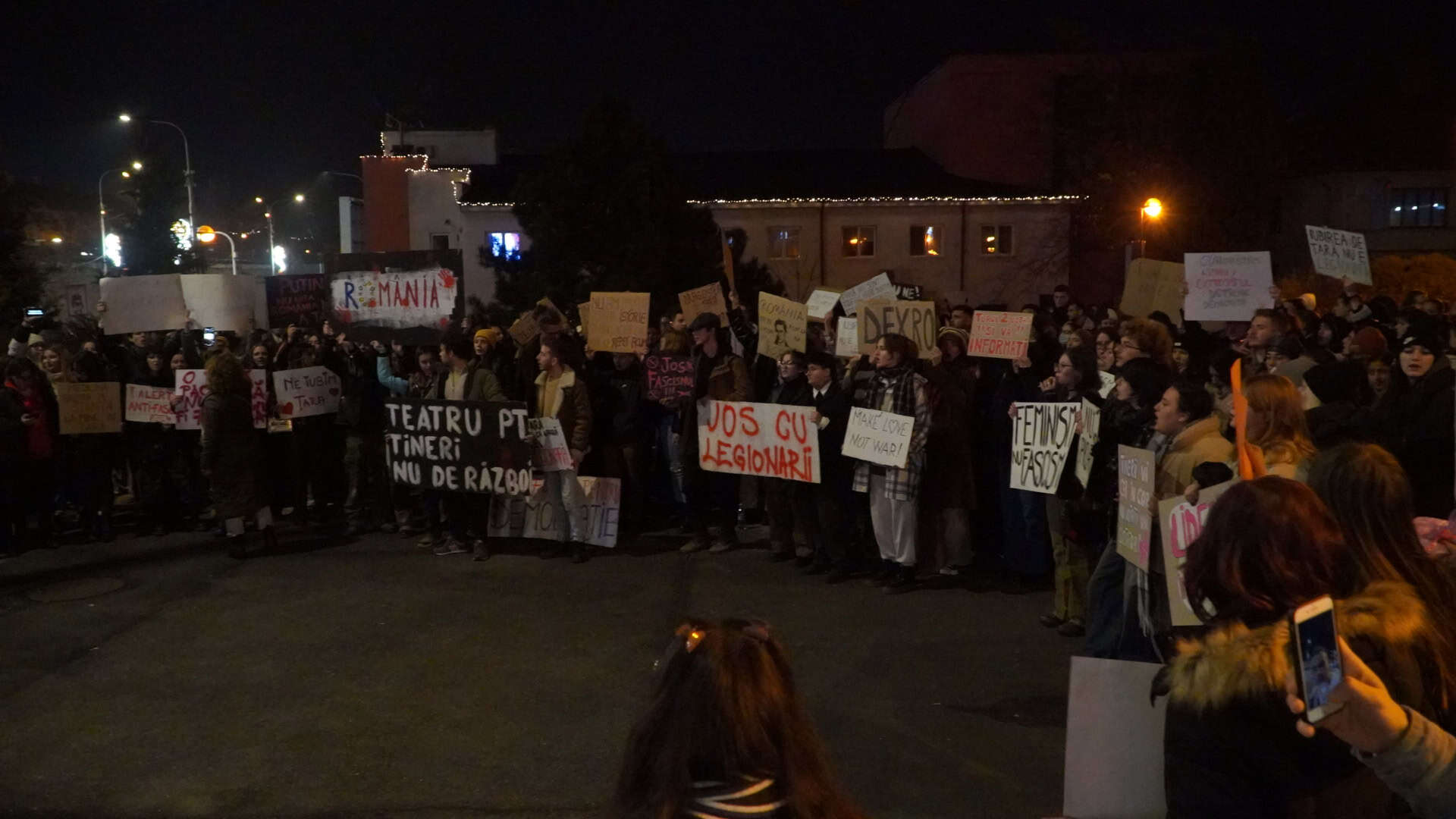 Tinerii au protestat la Sibiu împotriva lui Călin Georgescu, iar vârstnicii i-au susținut: „Pune în pericol libertatea” (video, foto)