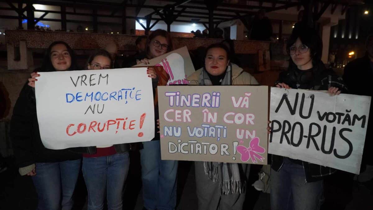 LIVE TEXT Peste 250 de tineri în stradă la Sibiu. „O țară ca afară nu e legionară” (video)