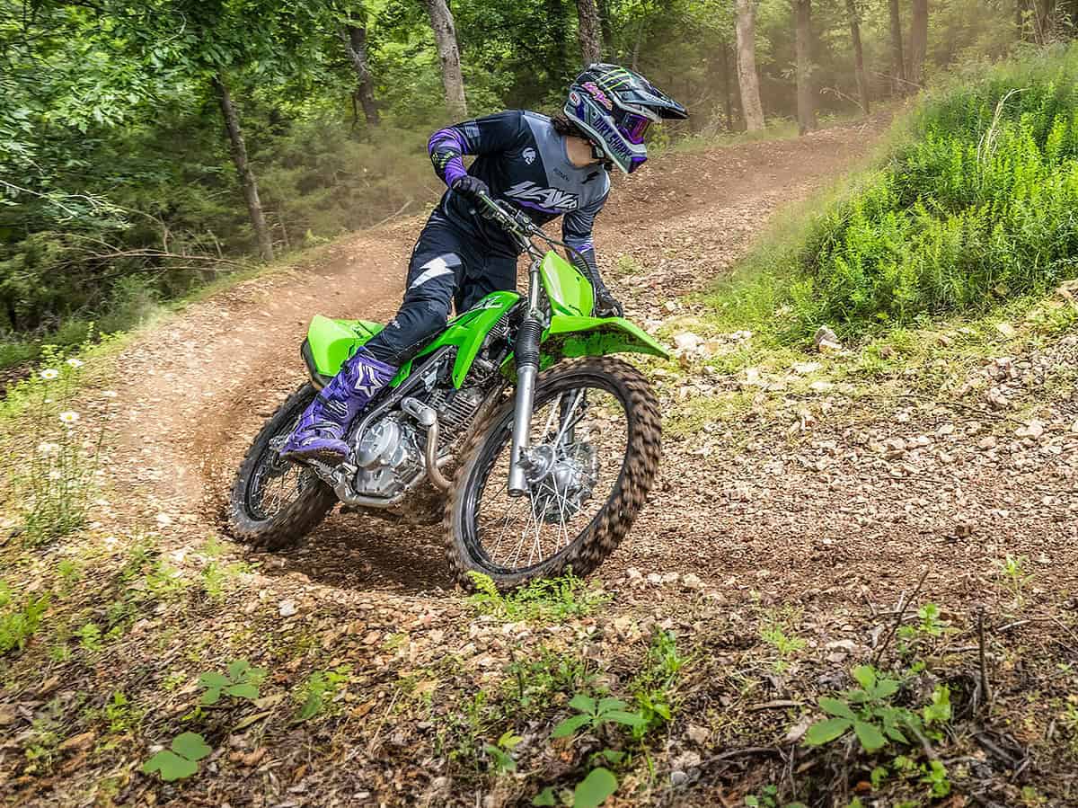 motocicliști enduro amendați cu 5.000 de lei pentru că au intrat cu motoarele în pădure la gura râului