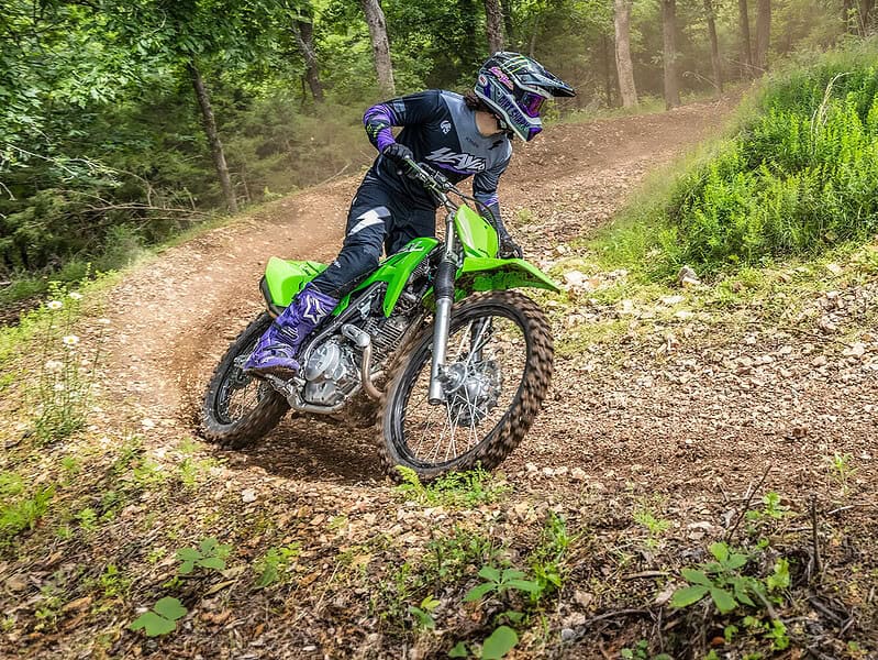 motocicliști enduro amendați cu 5.000 de lei pentru că au intrat cu motoarele în pădure la gura râului