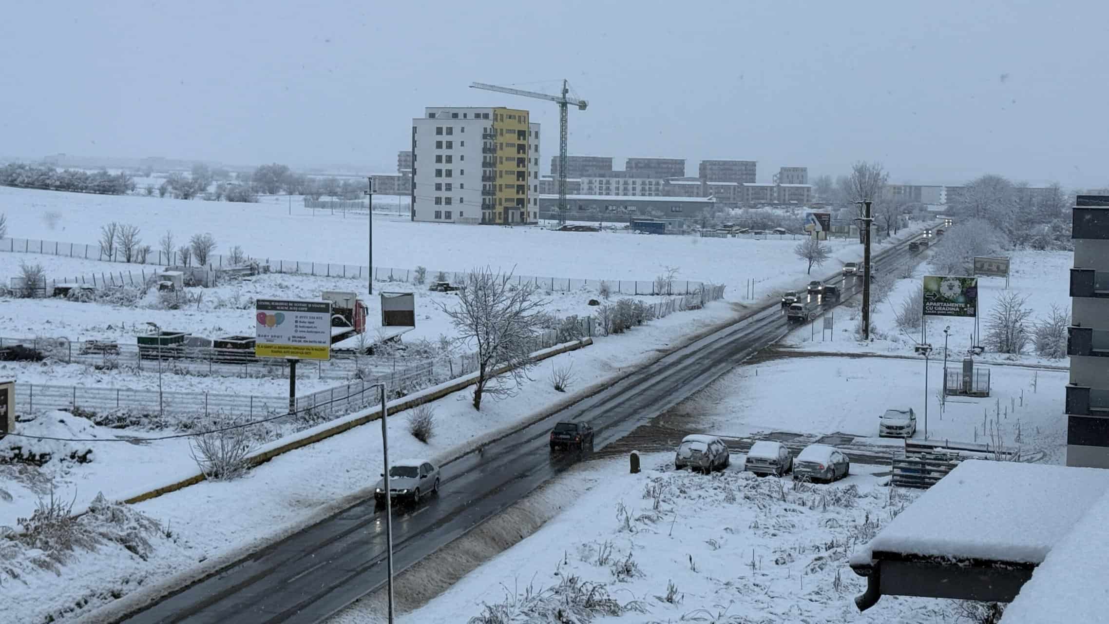 Trafic îngreunat în Sibiu din cauza ninsorilor. Pe Ștefan cel Mare a căzut un stâlp iar spre Rasinari și Cisnădioara sunt copaci căzuți pe drum (video foto)