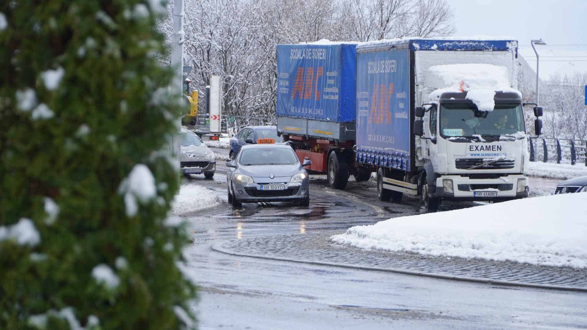 Cum s-a circulat joi dimineață în Sibiu. Șoferii au fost furioși: „Nici măcar la giratorii nu au curățat” (video, foto)