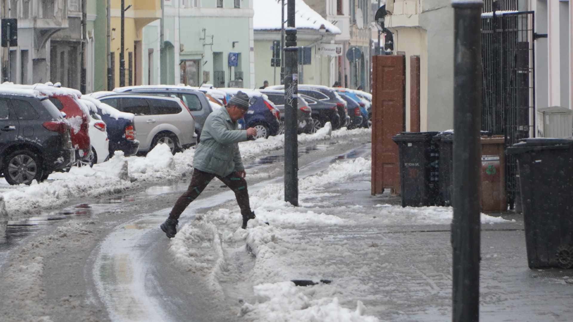 Cum s-a circulat joi dimineață în Sibiu. Șoferii au fost furioși: „Nici măcar la giratorii nu au curățat” (video, foto)