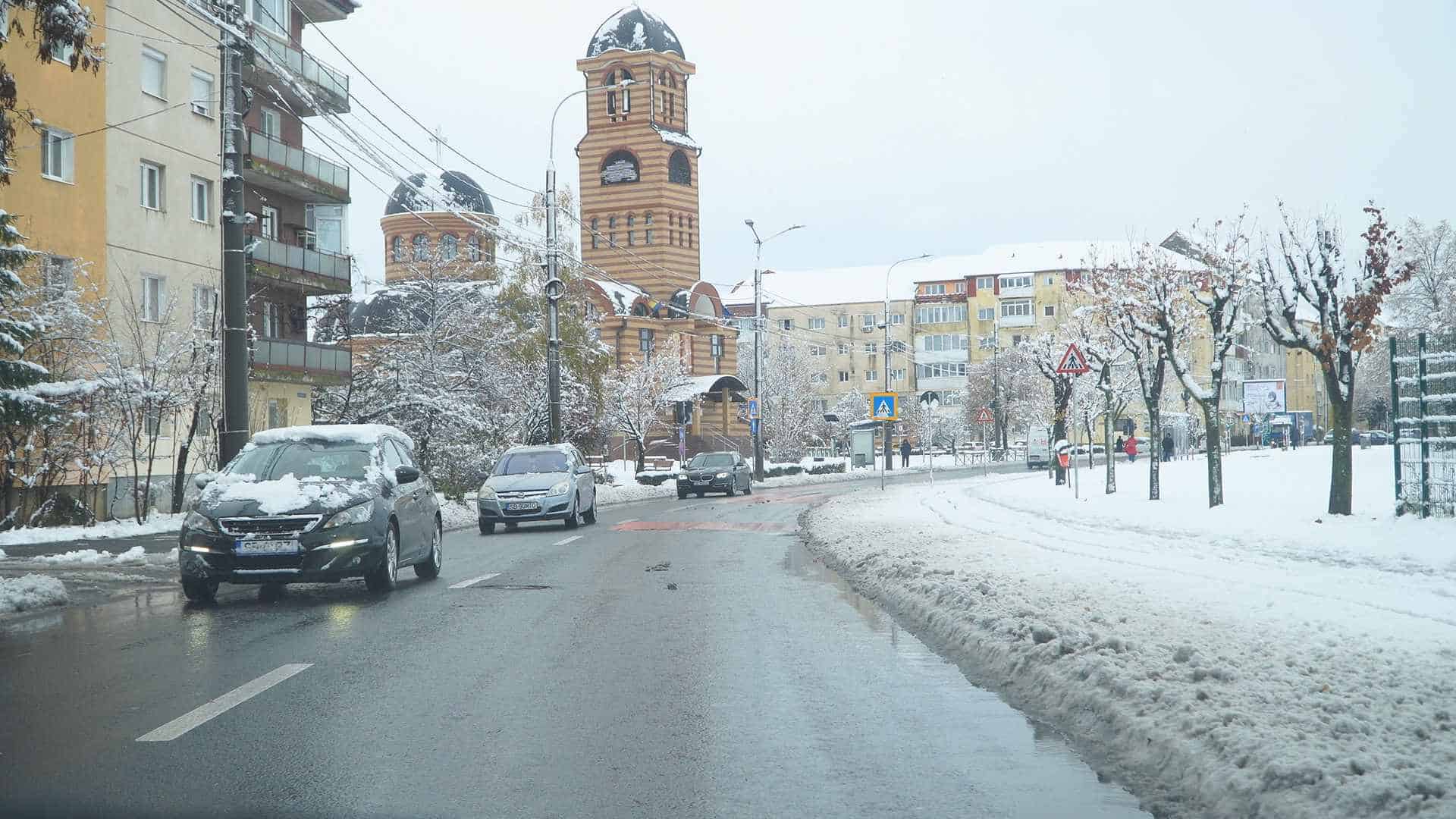 Cum s-a circulat joi dimineață în Sibiu. Șoferii au fost furioși: „Nici măcar la giratorii nu au curățat” (video, foto)