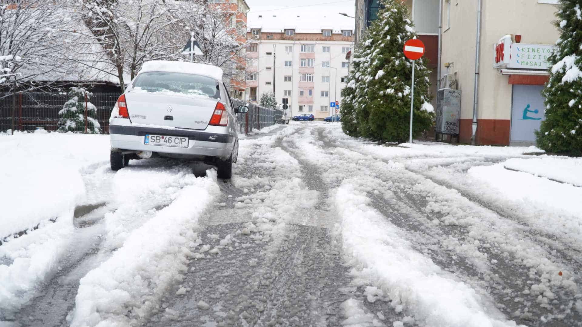 Cum s-a circulat joi dimineață în Sibiu. Șoferii au fost furioși: „Nici măcar la giratorii nu au curățat” (video, foto)