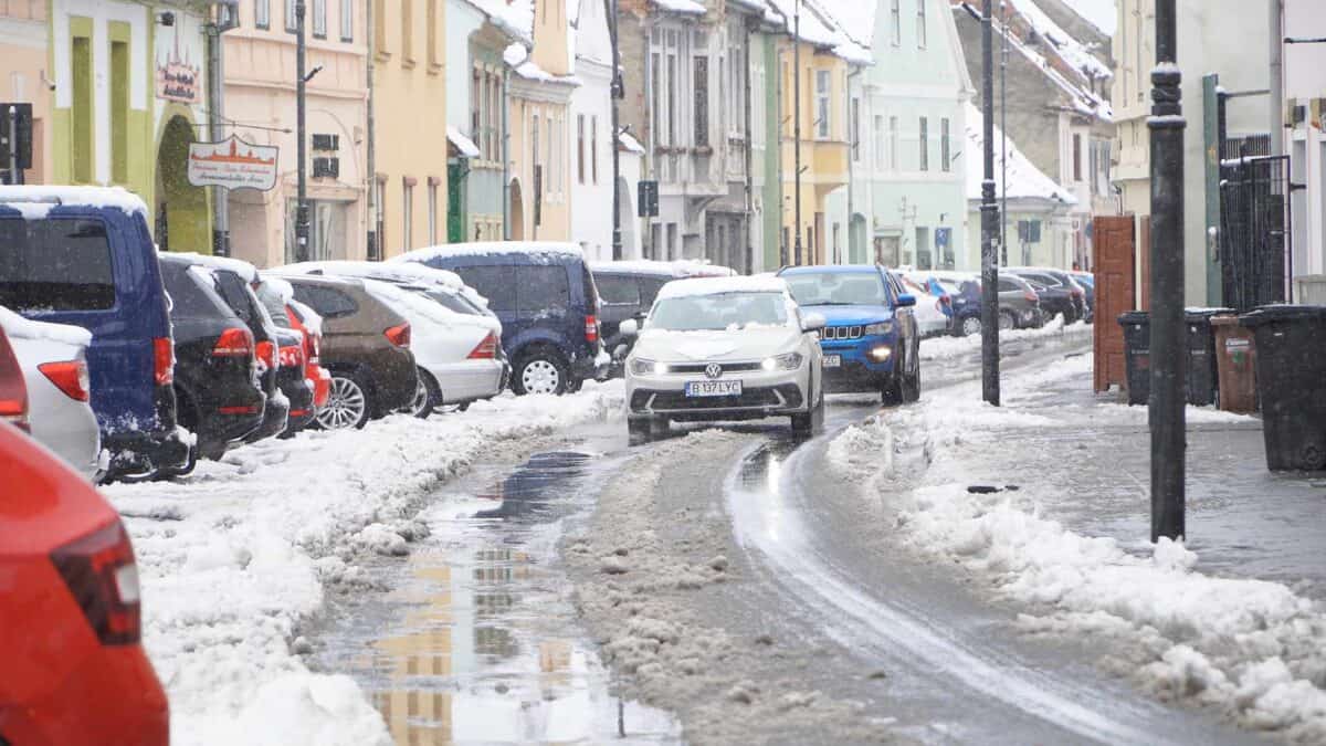 Cum s-a circulat joi dimineață în Sibiu. Șoferii au fost furioși: „Nici măcar la giratorii nu au curățat” (video, foto)