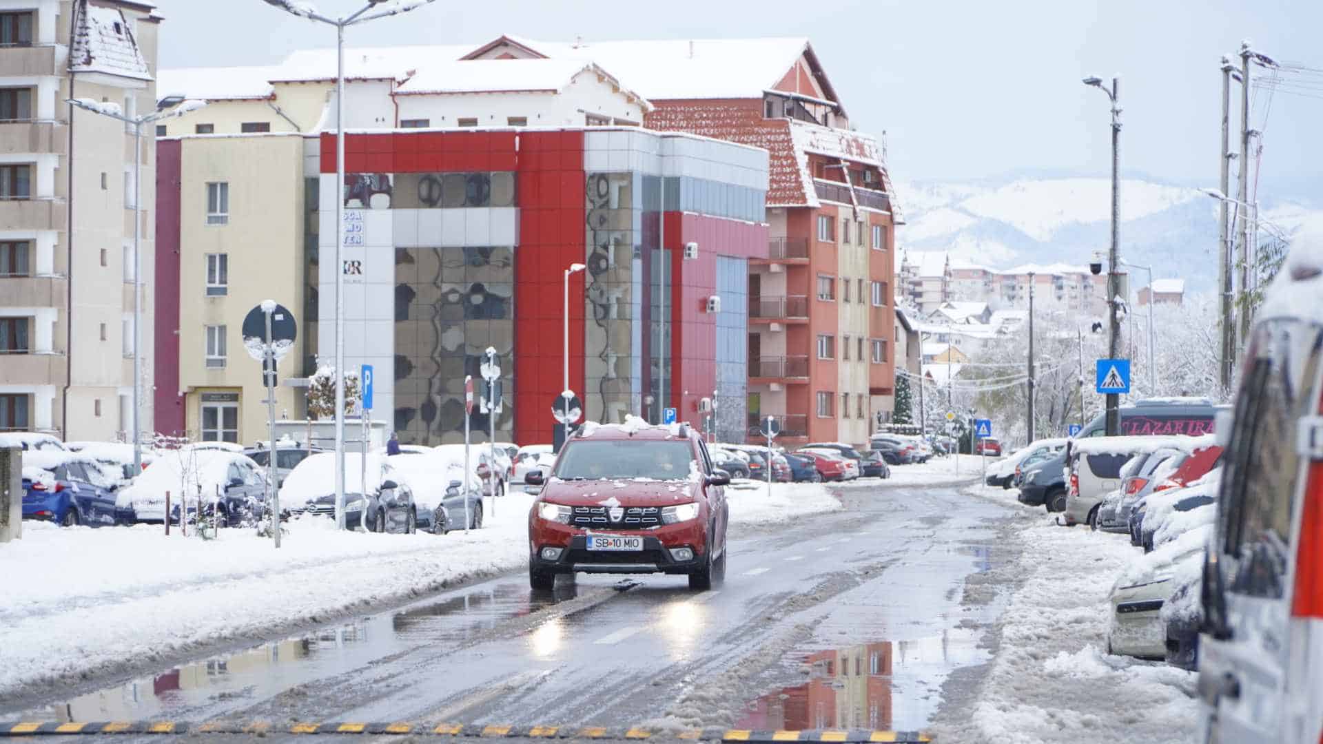 Cum s-a circulat joi dimineață în Sibiu. Șoferii au fost furioși: „Nici măcar la giratorii nu au curățat” (video, foto)