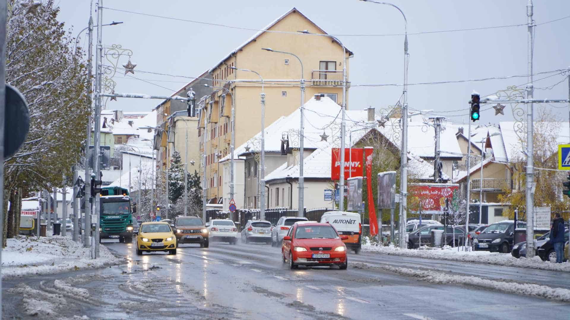 Cum s-a circulat joi dimineață în Sibiu. Șoferii au fost furioși: „Nici măcar la giratorii nu au curățat” (video, foto)