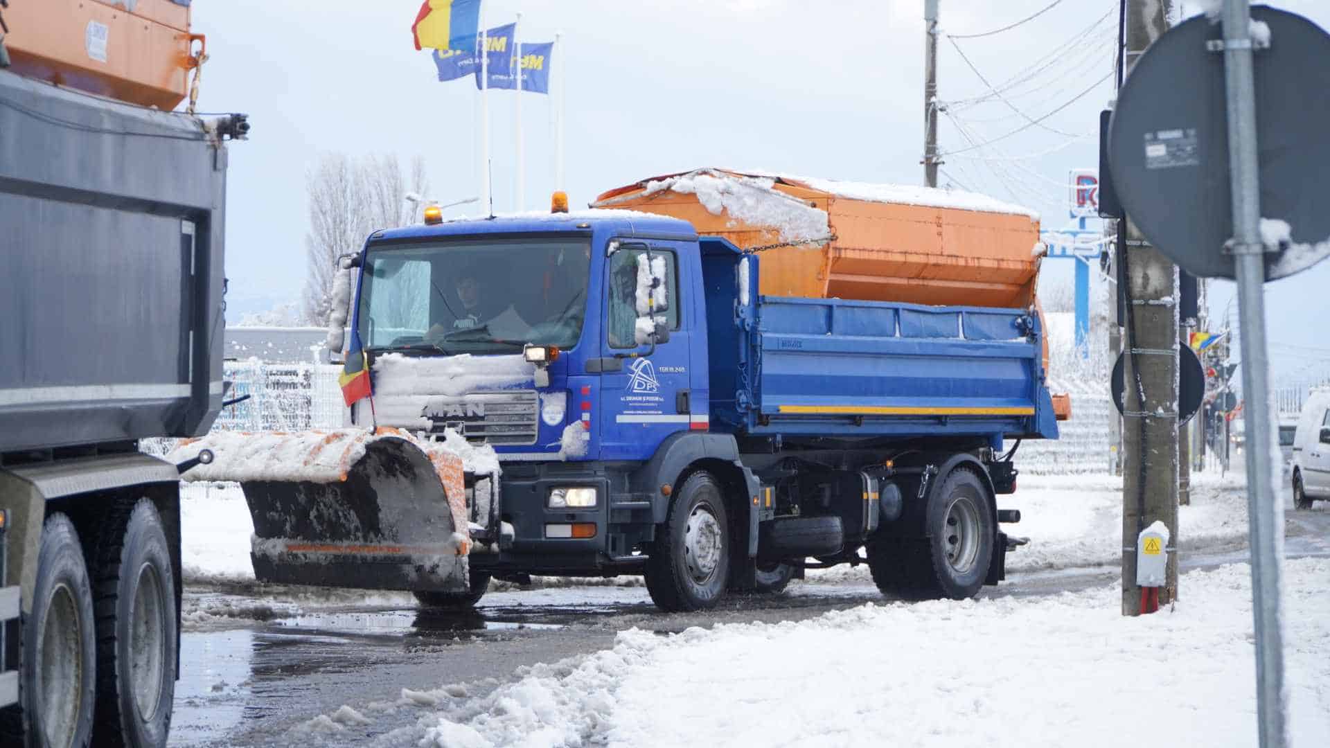 Cum s-a circulat joi dimineață în Sibiu. Șoferii au fost furioși: „Nici măcar la giratorii nu au curățat” (video, foto)