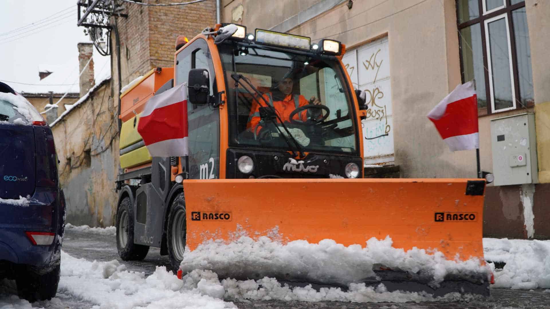 Cum s-a circulat joi dimineață în Sibiu. Șoferii au fost furioși: „Nici măcar la giratorii nu au curățat” (video, foto)