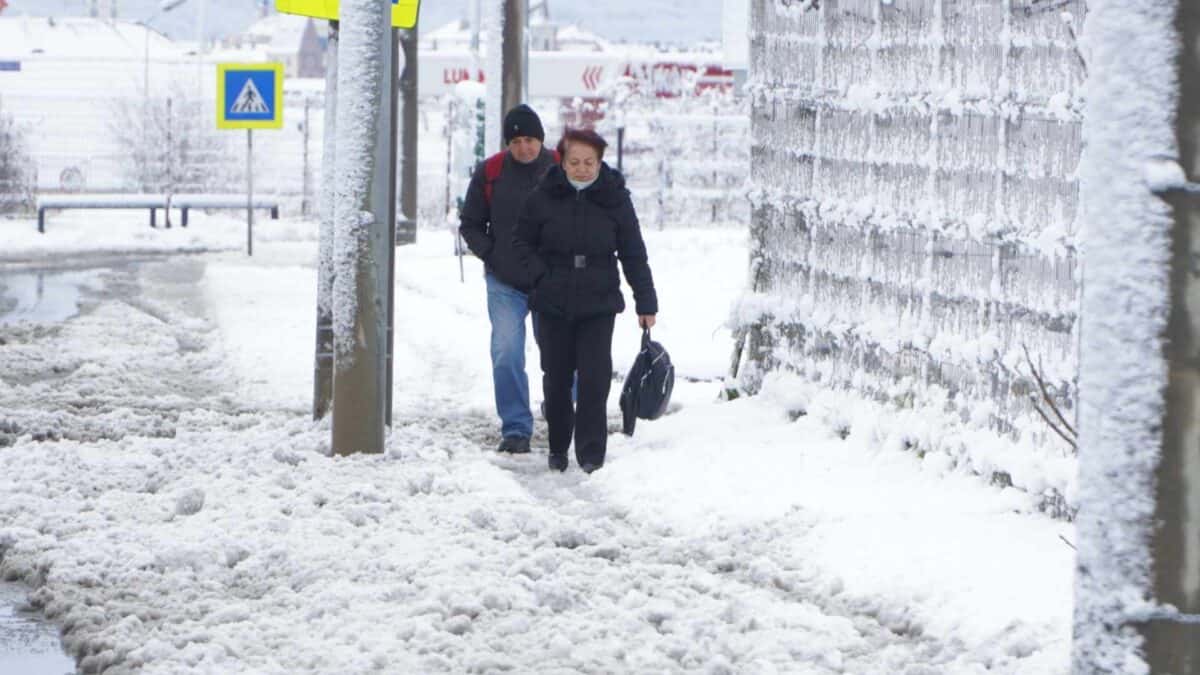 Iarna pune stăpânire pe Sibiu. Meteorologii anunță ninsori puternice, iar la munte e cod roșu