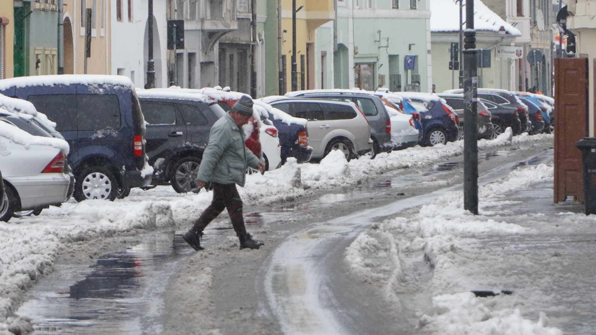 Cum s-a circulat joi dimineață în Sibiu. Șoferii au fost furioși: „Nici măcar la giratorii nu au curățat” (video, foto)