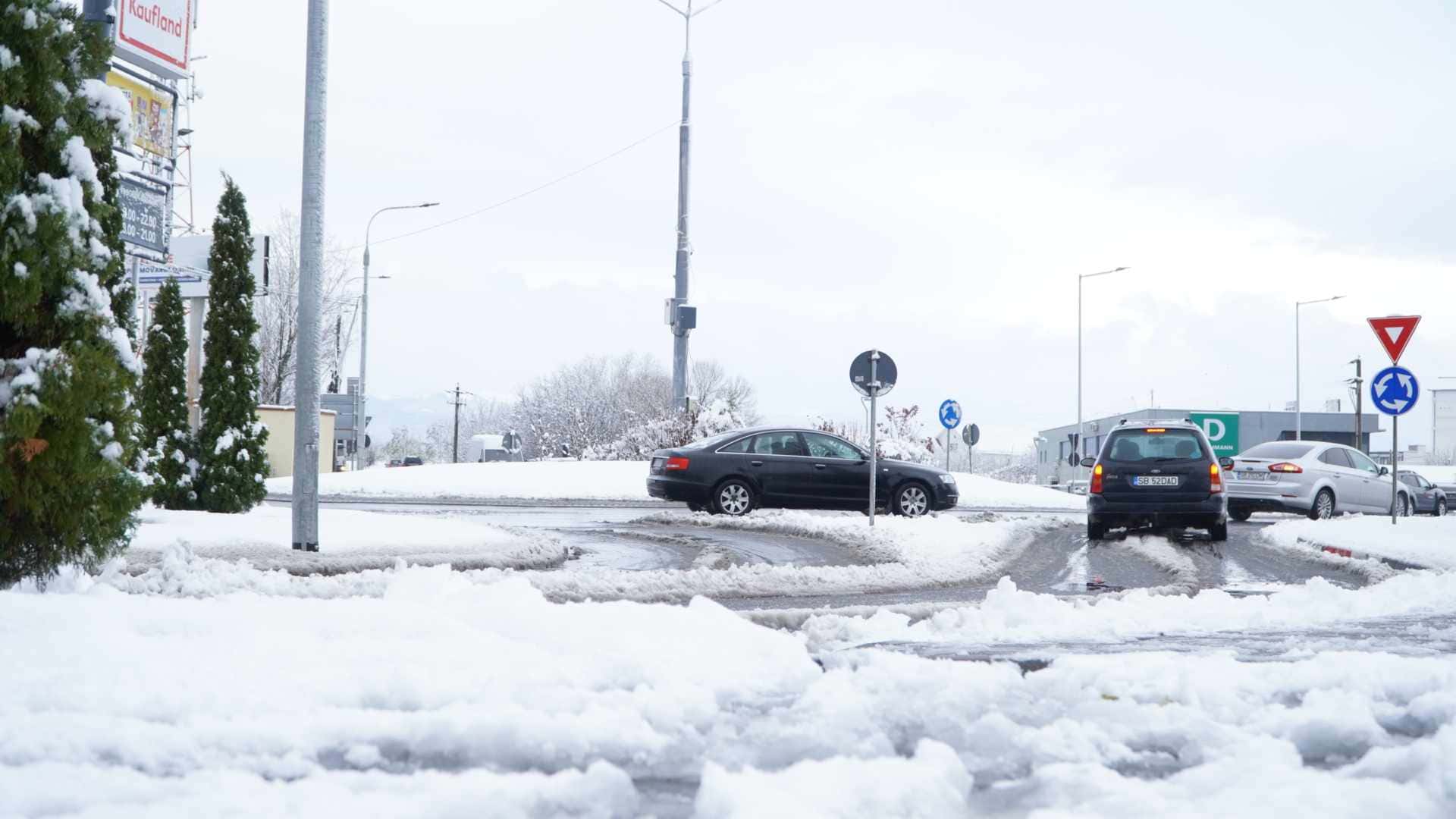 Cum s-a circulat joi dimineață în Sibiu. Șoferii au fost furioși: „Nici măcar la giratorii nu au curățat” (video, foto)