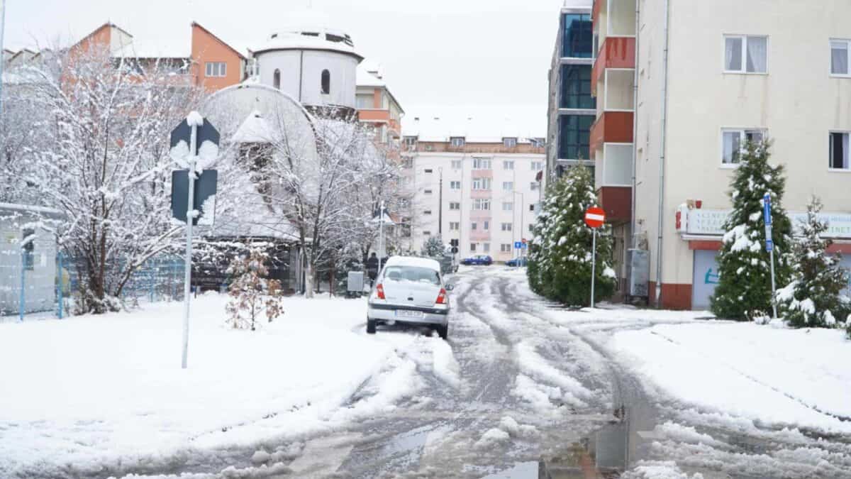 Peste 100 de străzi din Sibiu fără curent electric. Pene de curent în alte localități și avarii și în Păltiniș