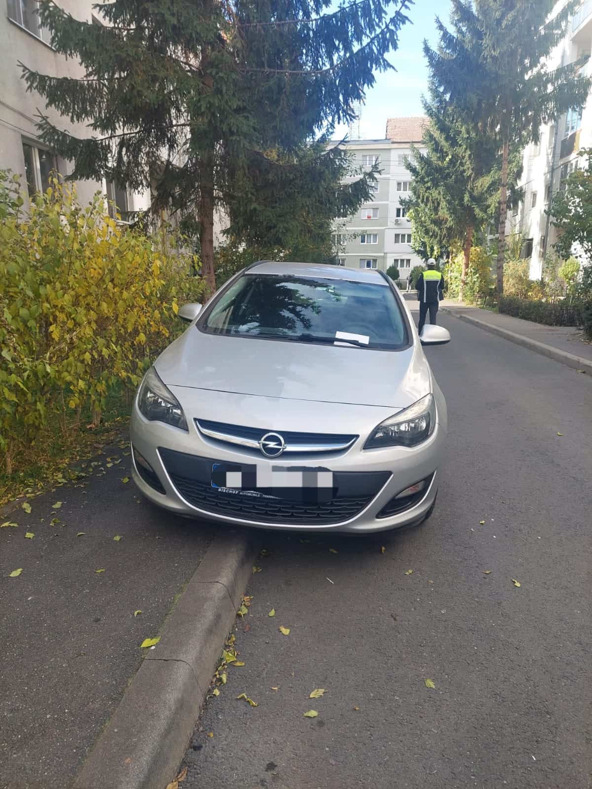 Poliția a “vânat” șoferii care au parcat neregulamentar în zona școlii de pe Iorga. Au dat și amenzi (foto)