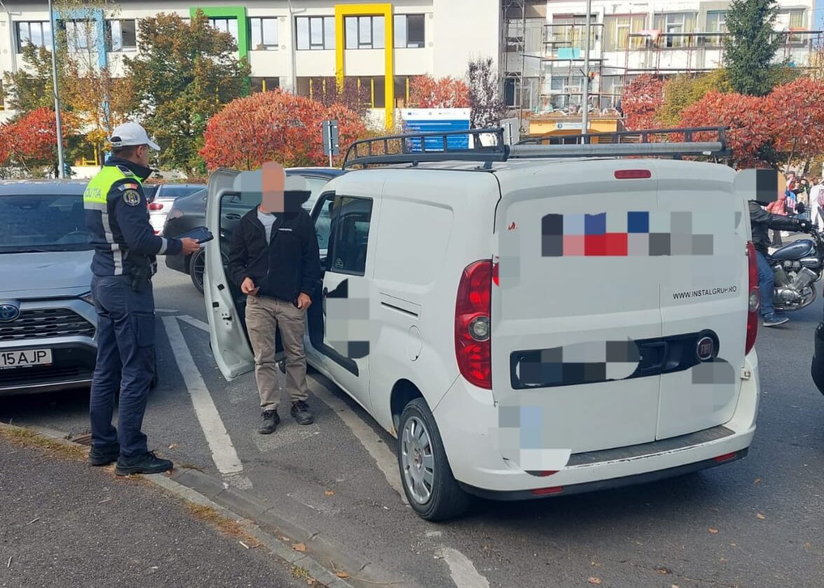 Poliția a “vânat” șoferii care au parcat neregulamentar în zona școlii de pe Iorga. Au dat și amenzi (foto)