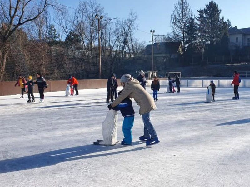 am aflat când se redeschide patinoarul din sub arini. pregătirile sunt în toi