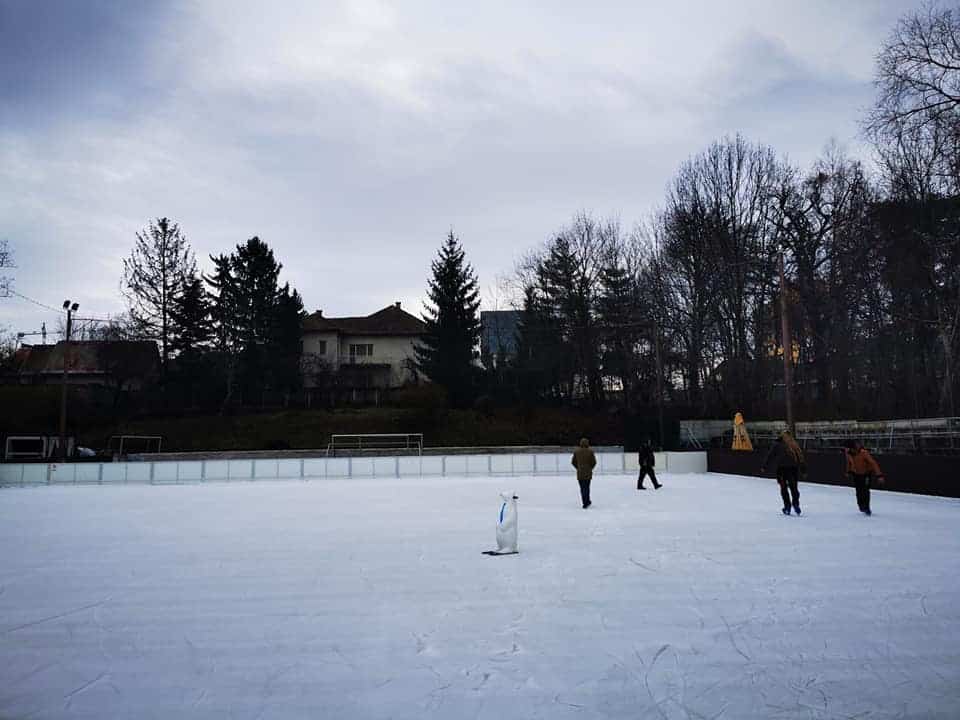 am aflat când se redeschide patinoarul din sub arini. pregătirile sunt în toi