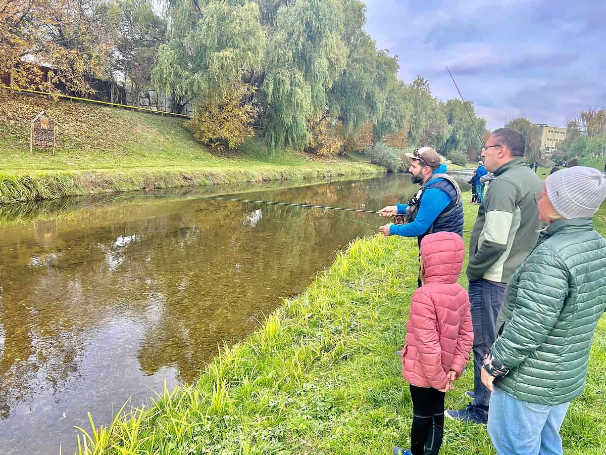 De la mic la mare, sibienii au învățat să pescuiască „la clean”, pe Cibin. „Sperăm să și prindem ceva” (foto video)