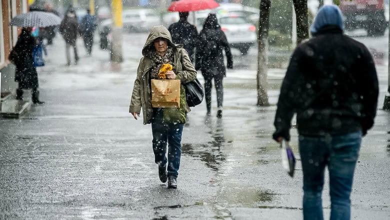 Se răcește vremea. Ploi și ninsori în aproape toată țara