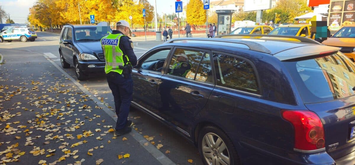 șoferii care au parcat aproape de intersecțiile din cartierul ștrand, amendați de poliție (foto)