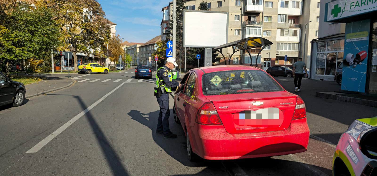 șoferii care au parcat aproape de intersecțiile din cartierul ștrand, amendați de poliție (foto)