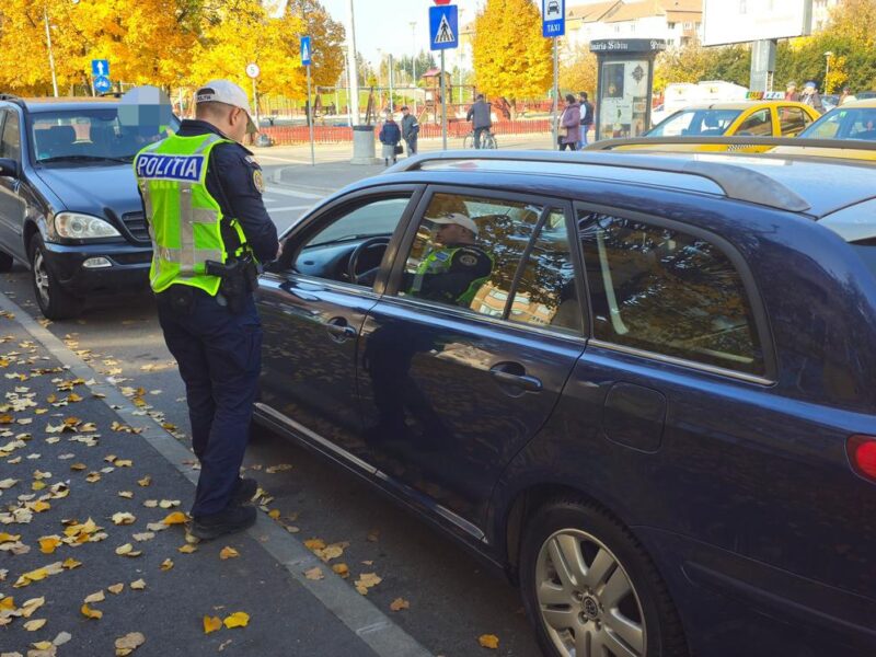 șoferii care au parcat aproape de intersecțiile din cartierul ștrand, amendați de poliție (foto)