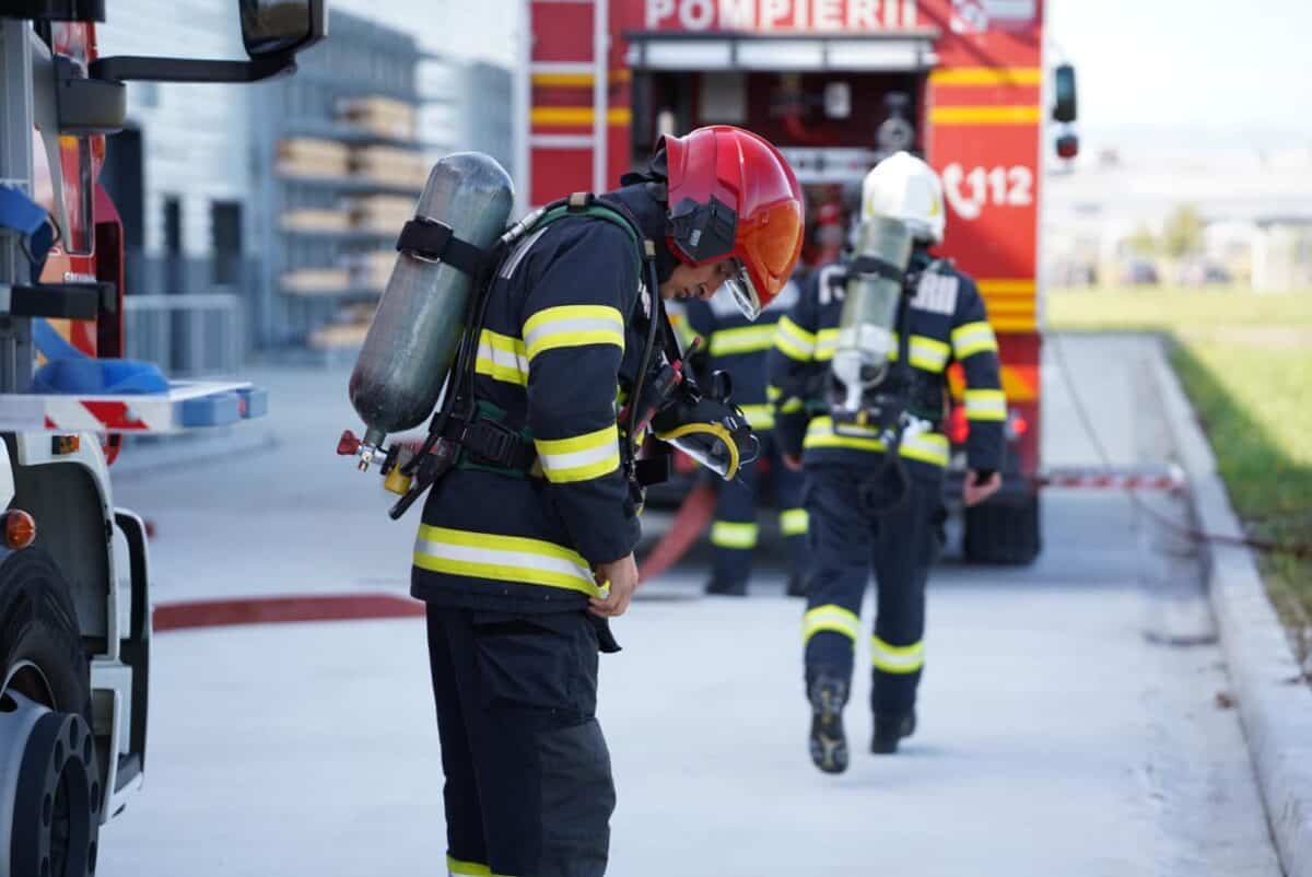 incendiu la o sală de lectură de la facultatea de medicină. pompierii fac o simulare