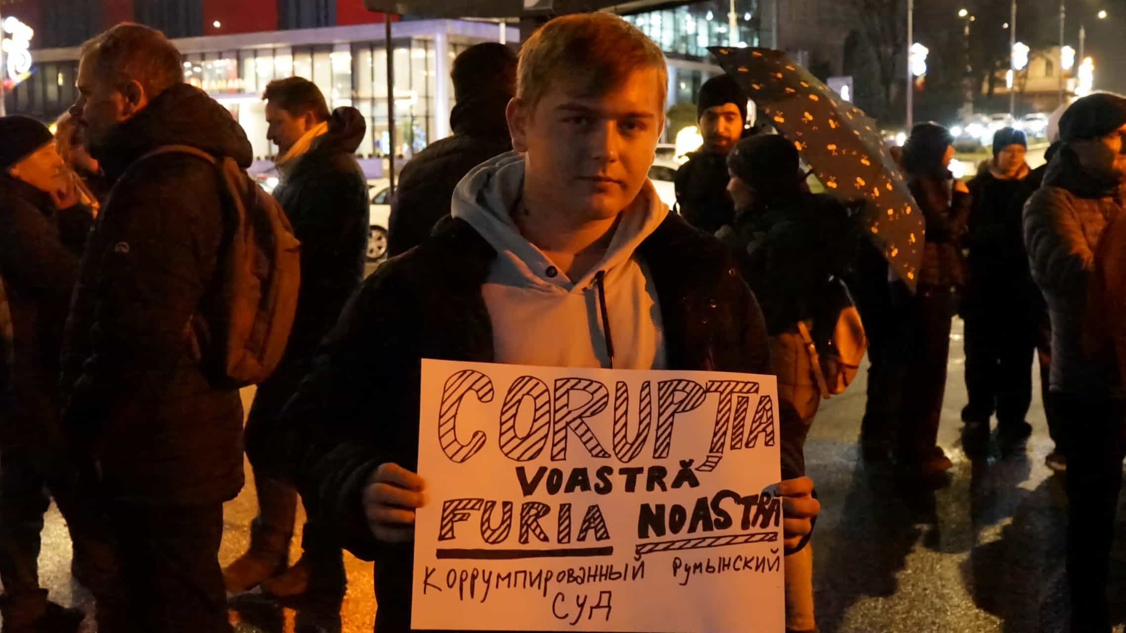 Zeci de sibieni la protestul din față de la Dumbrava. Revoltă împotriva renumărării voturilor: ,,Corupția voastră, furia noastră” (video foto)