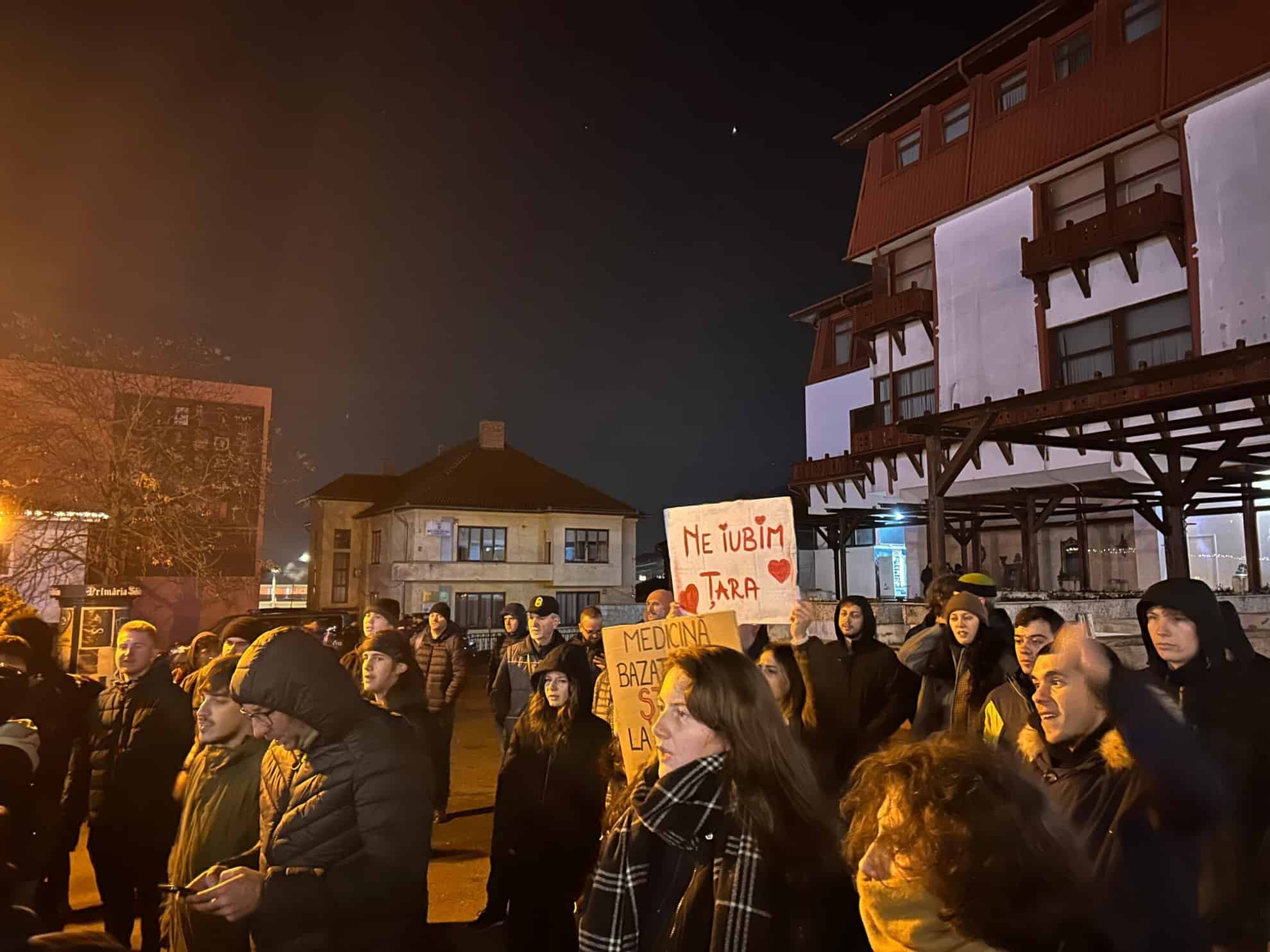 Mai puțin de 70 de sibieni au protestat pentru democrație sâmbătă, în Piața Unirii. „Există spirit civic în Sibiu” (foto, video)