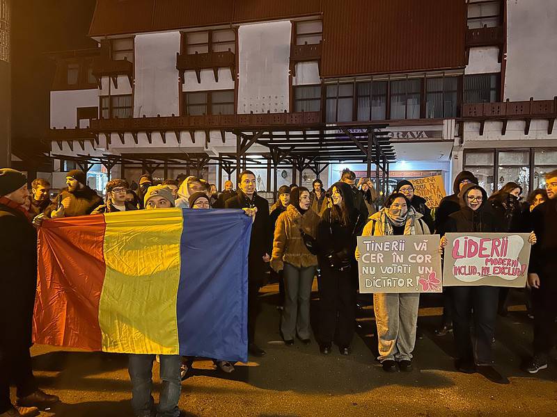 Mai puțin de 70 de sibieni au protestat pentru democrație sâmbătă, în Piața Unirii. „Există spirit civic în Sibiu” (foto, video)