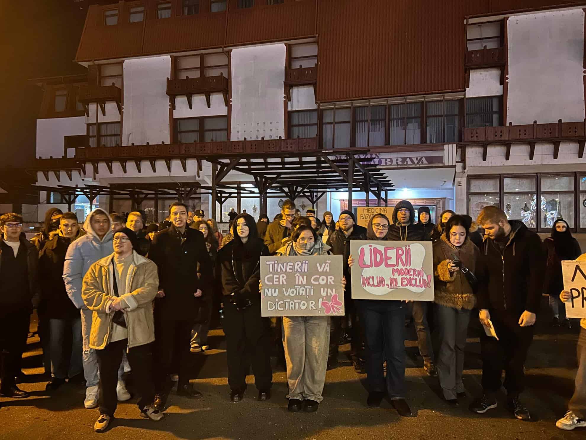 Mai puțin de 70 de sibieni au protestat pentru democrație sâmbătă, în Piața Unirii. „Există spirit civic în Sibiu” (foto, video)