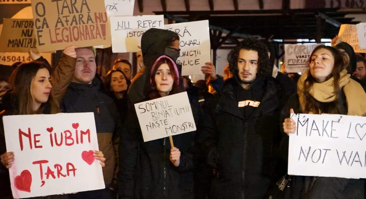 Zeci de sibieni la protestul din față de la Dumbrava. Revoltă împotriva renumărării voturilor: ,,Corupția voastră, furia noastră” (video foto)