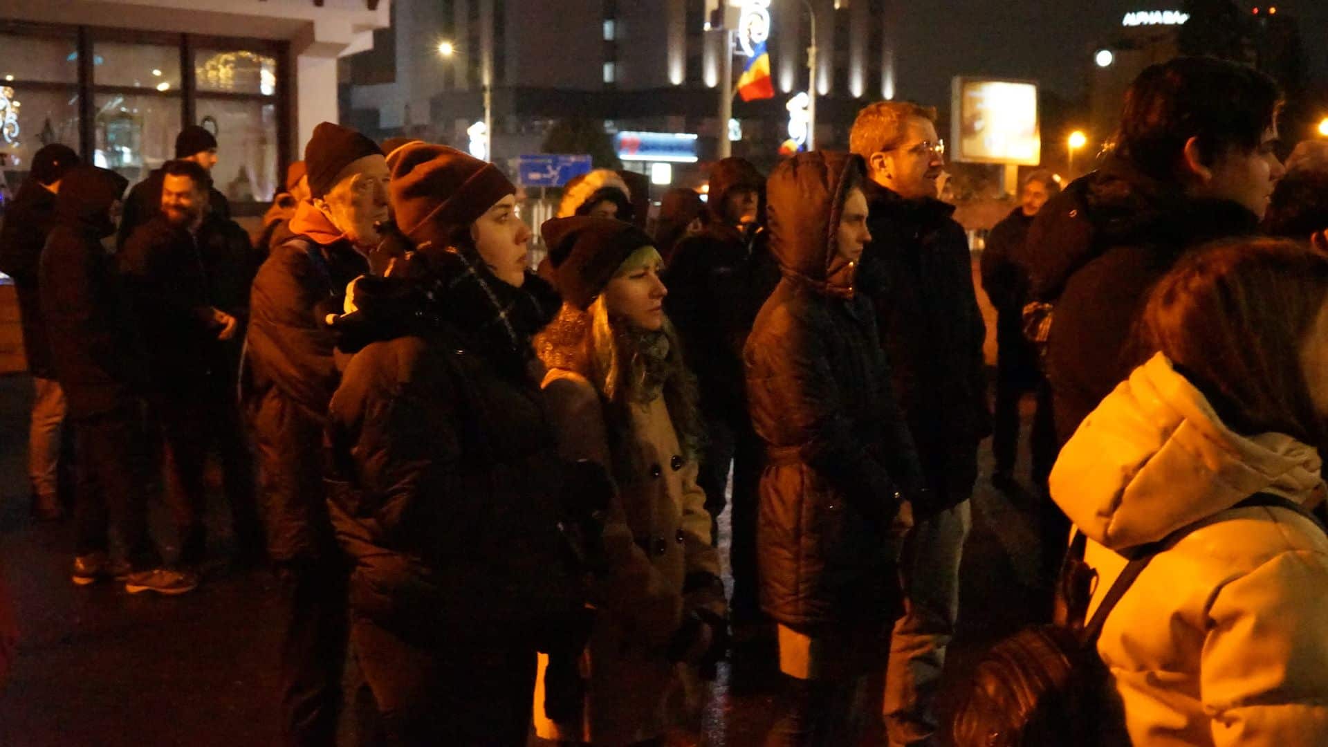 Zeci de sibieni la protestul din față de la Dumbrava. Revoltă împotriva renumărării voturilor: ,,Corupția voastră, furia noastră” (video foto)