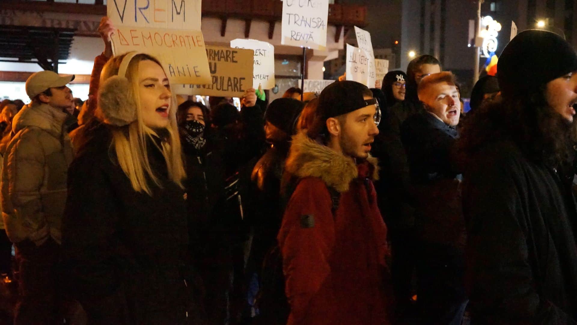 Zeci de sibieni la protestul din față de la Dumbrava. Revoltă împotriva renumărării voturilor: ,,Corupția voastră, furia noastră” (video foto)