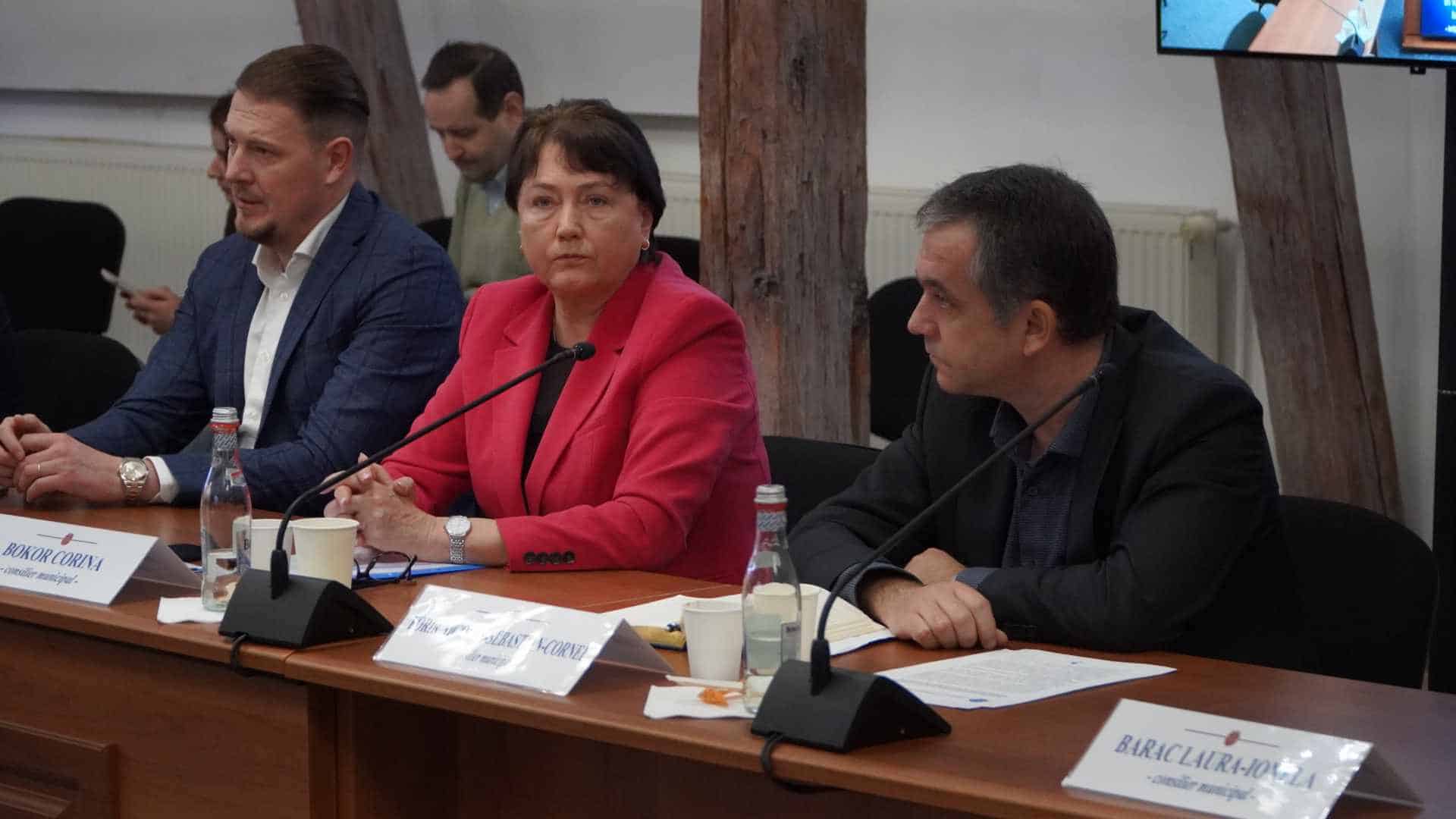 boicot la ședința pentru alegerea viceprimarilor sibiului. usr și psd s-au abținut la vot, iar consilierii aur au părăsit sala (foto)