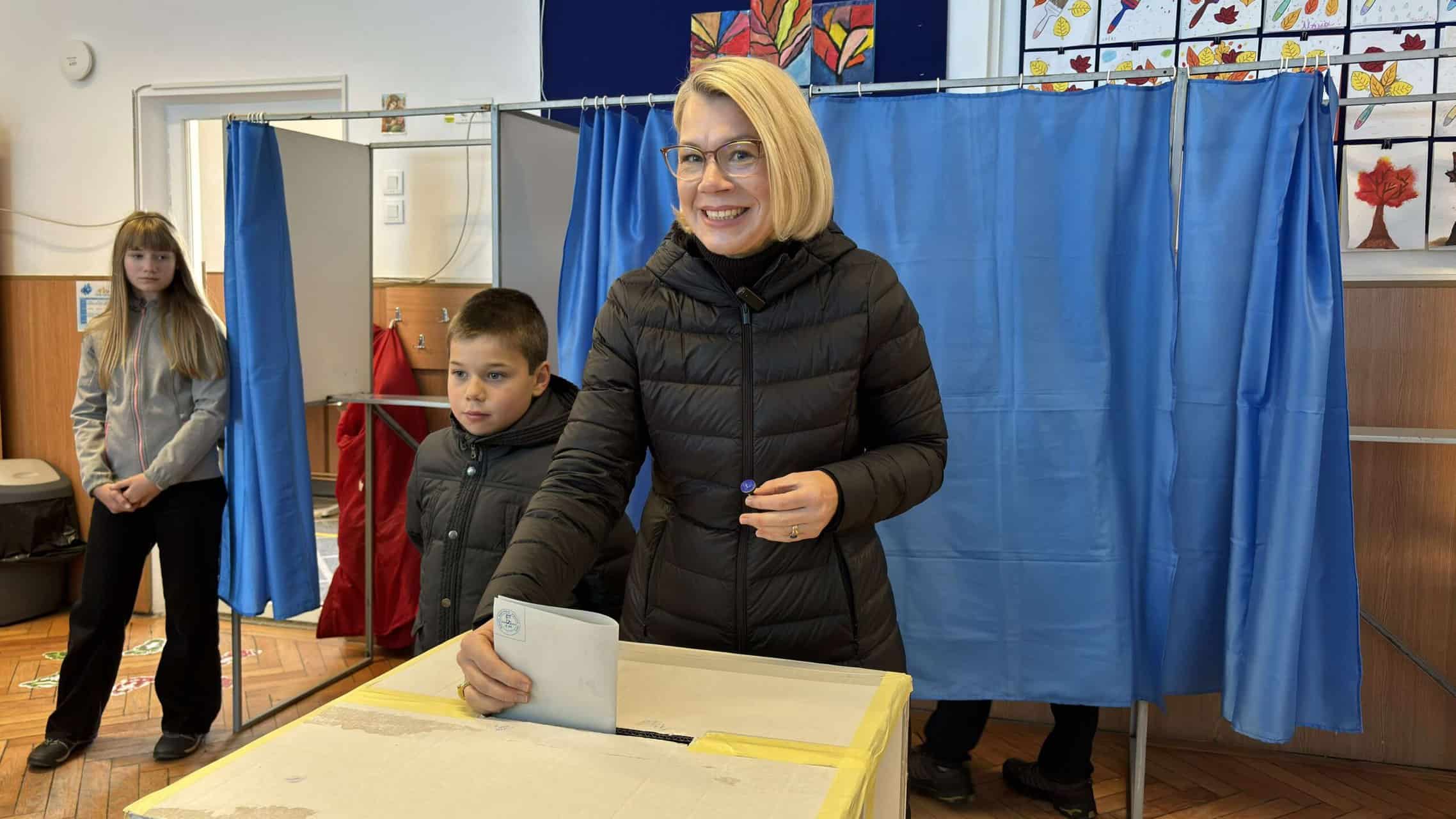 Ruxandra Cibu Deaconu a venit cu toată familia la vot. Lider USR Sibiu: „Am votat cu gândul la viitorul copiilor” (video)