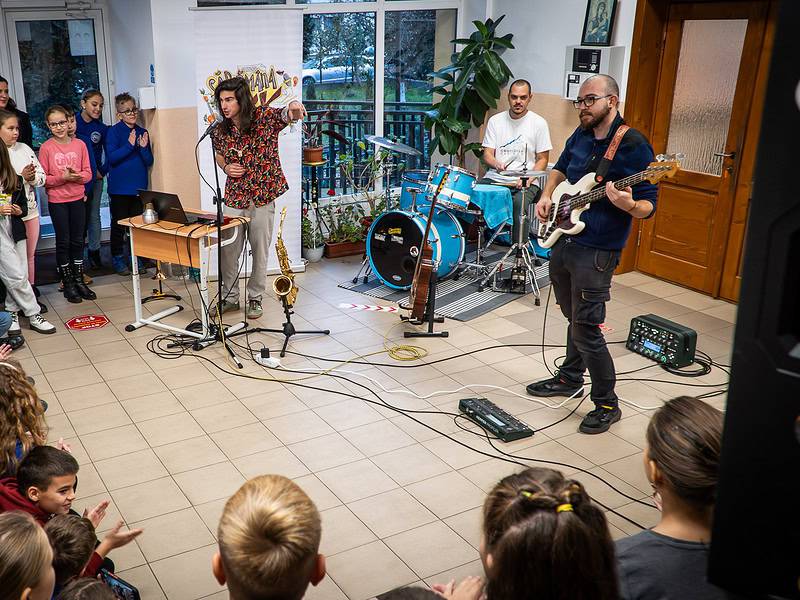 mini concert de muzică rock pe holurile de la școala ”radu selejan”. elevii, fascinați de experiența muzicală (foto video)