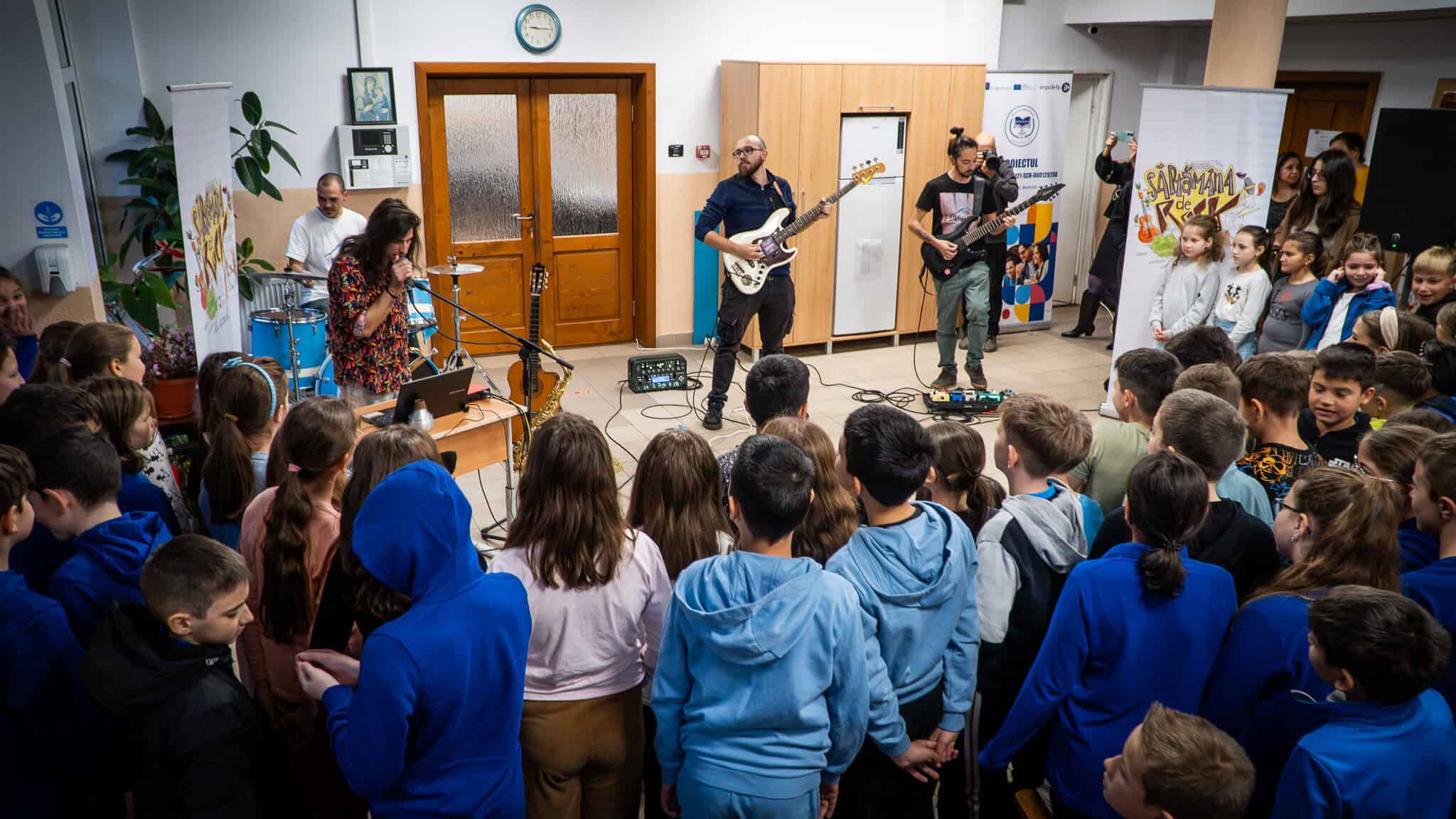 mini concert de muzică rock pe holurile de la școala ”radu selejan”. elevii, fascinați de experiența muzicală (foto video)