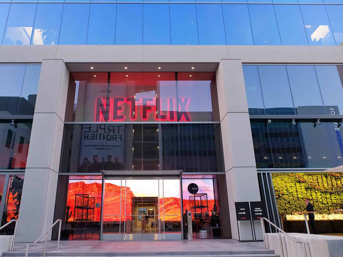 Percheziții la sediile Netflix din Paris și Amsterdam