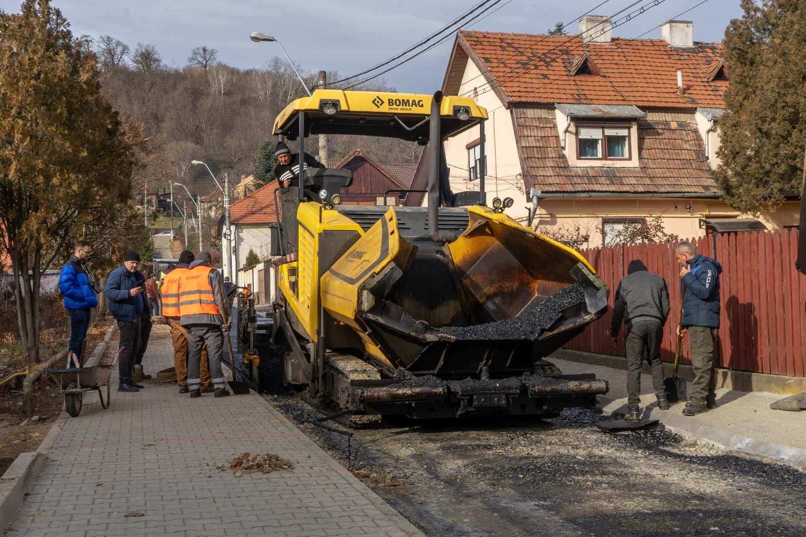 Strada Merilor din Mediaș, modernizată. Au început lucrările de asfaltare (foto, video)