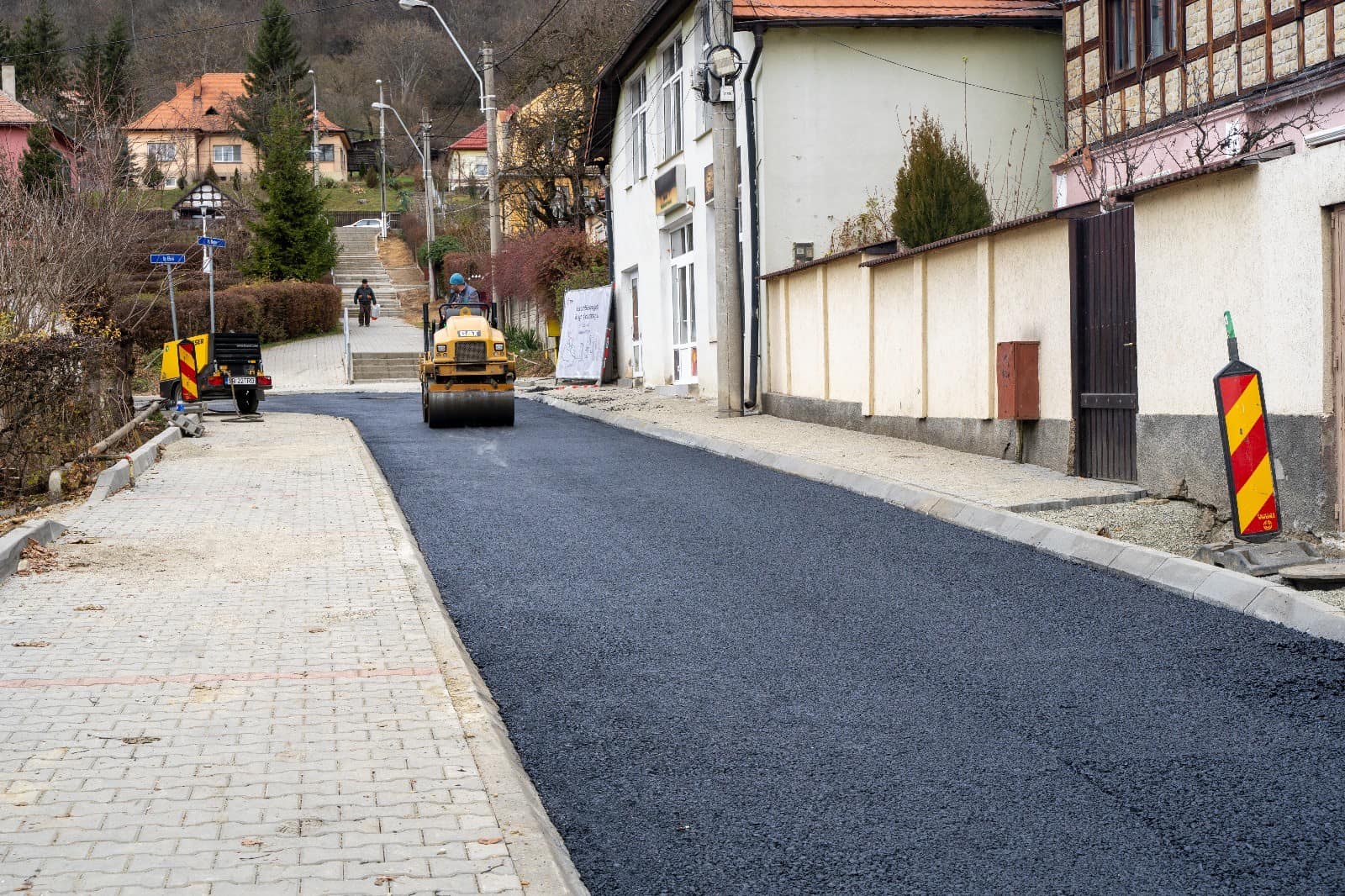 Strada Merilor din Mediaș, modernizată. Au început lucrările de asfaltare (foto, video)