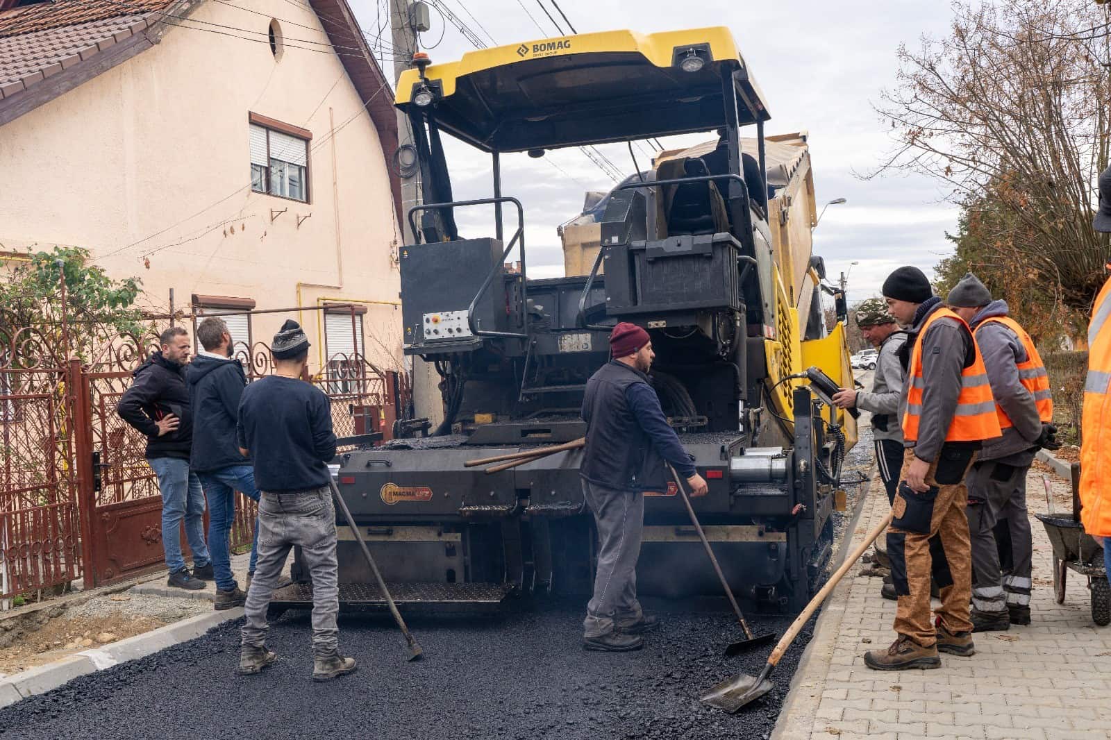 Strada Merilor din Mediaș, modernizată. Au început lucrările de asfaltare (foto, video)