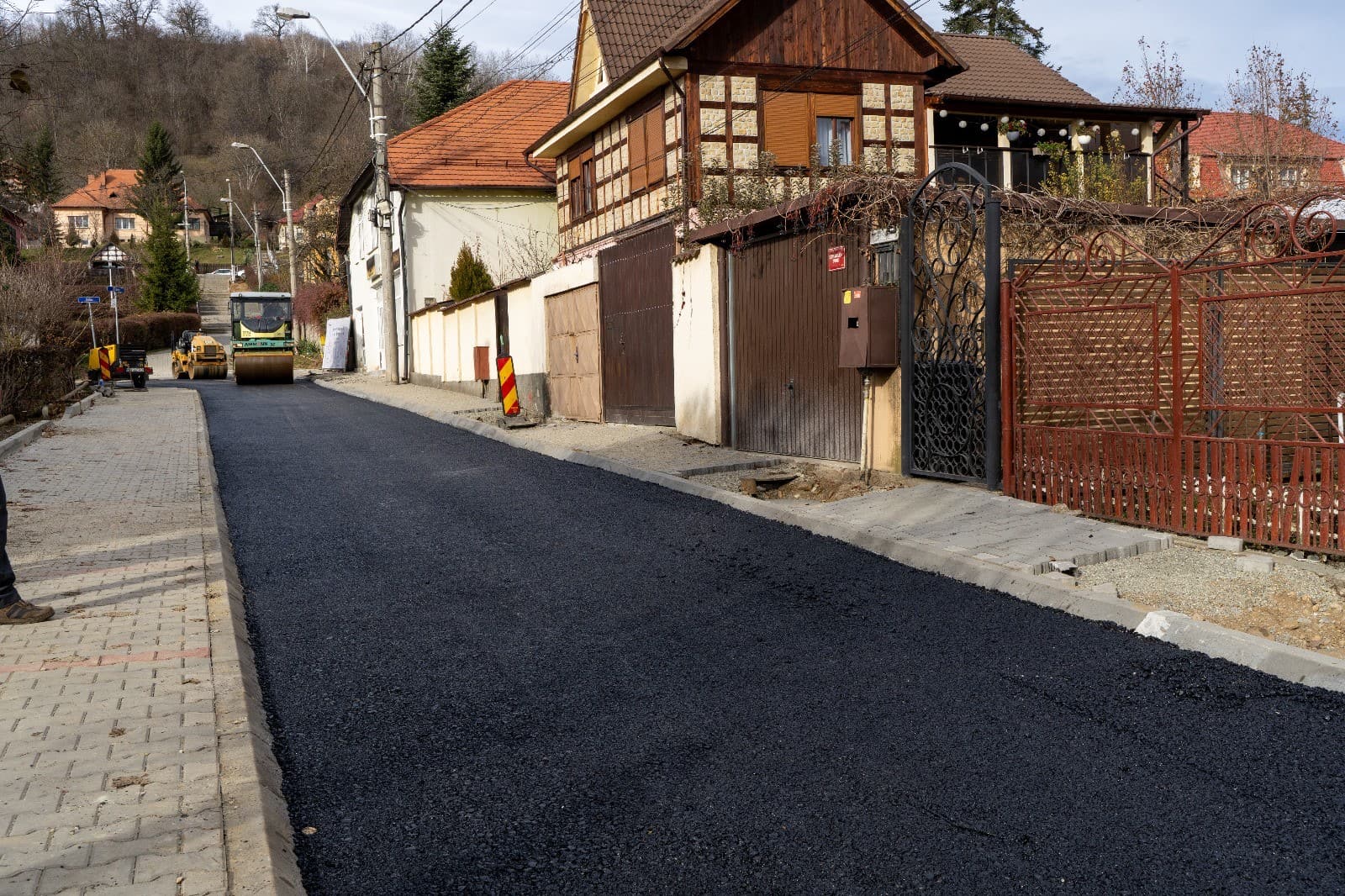 Strada Merilor din Mediaș, modernizată. Au început lucrările de asfaltare (foto, video)