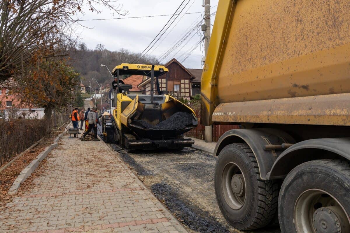 Strada Merilor din Mediaș, modernizată. Au început lucrările de asfaltare (foto, video)