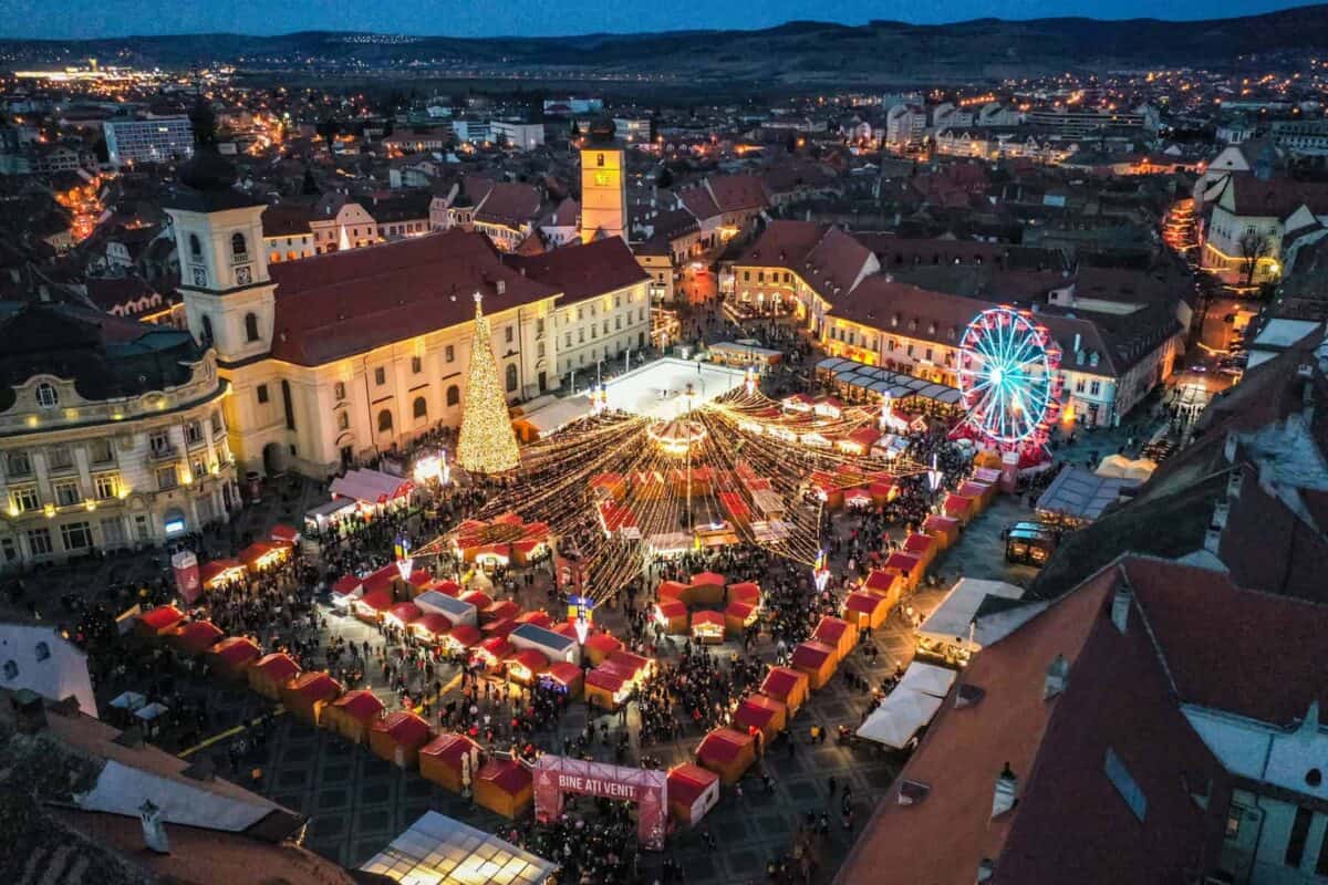 târgul de crăciun din sibiu: pădure de brazi, cabană ca în alpi în piața mică și schimbări spectaculoase în piața mare (video)