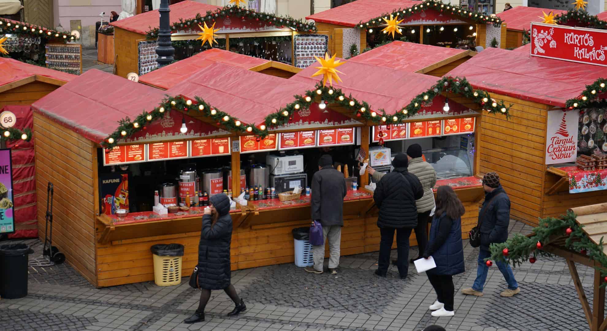 s-a deschis târgul de crăciun din sibiu. căsuțele și ambientul sunt pe placul vizitatorilor. „totul e făcut cu bun gust” (foto, video)