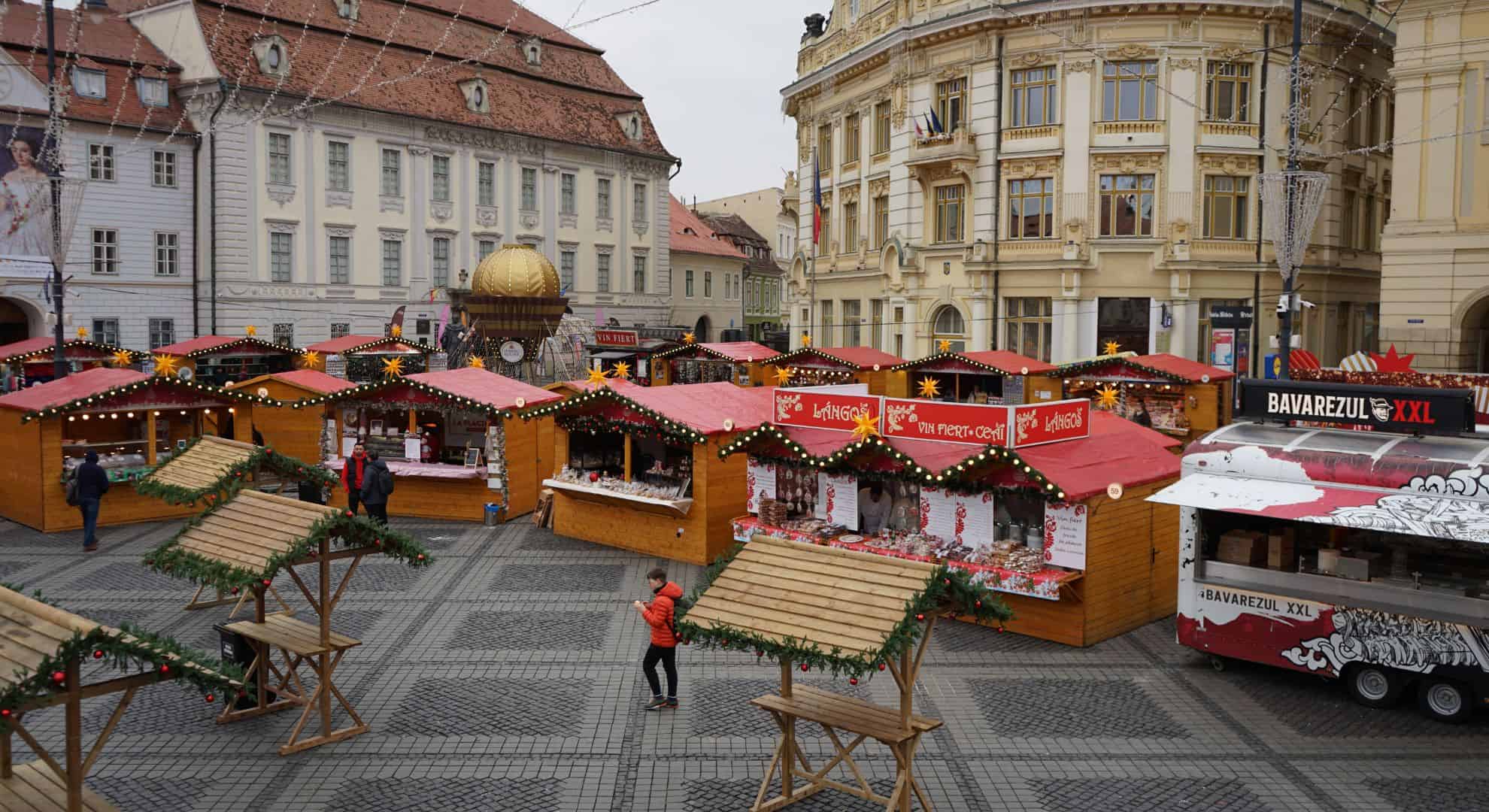 s-a deschis târgul de crăciun din sibiu. căsuțele și ambientul sunt pe placul vizitatorilor. „totul e făcut cu bun gust” (foto, video)