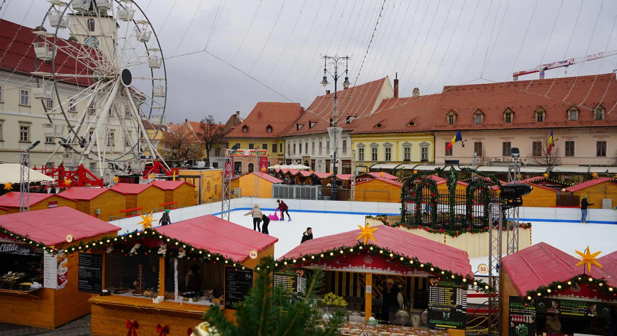 s-a deschis târgul de crăciun din sibiu. căsuțele și ambientul sunt pe placul vizitatorilor. „totul e făcut cu bun gust” (foto, video)