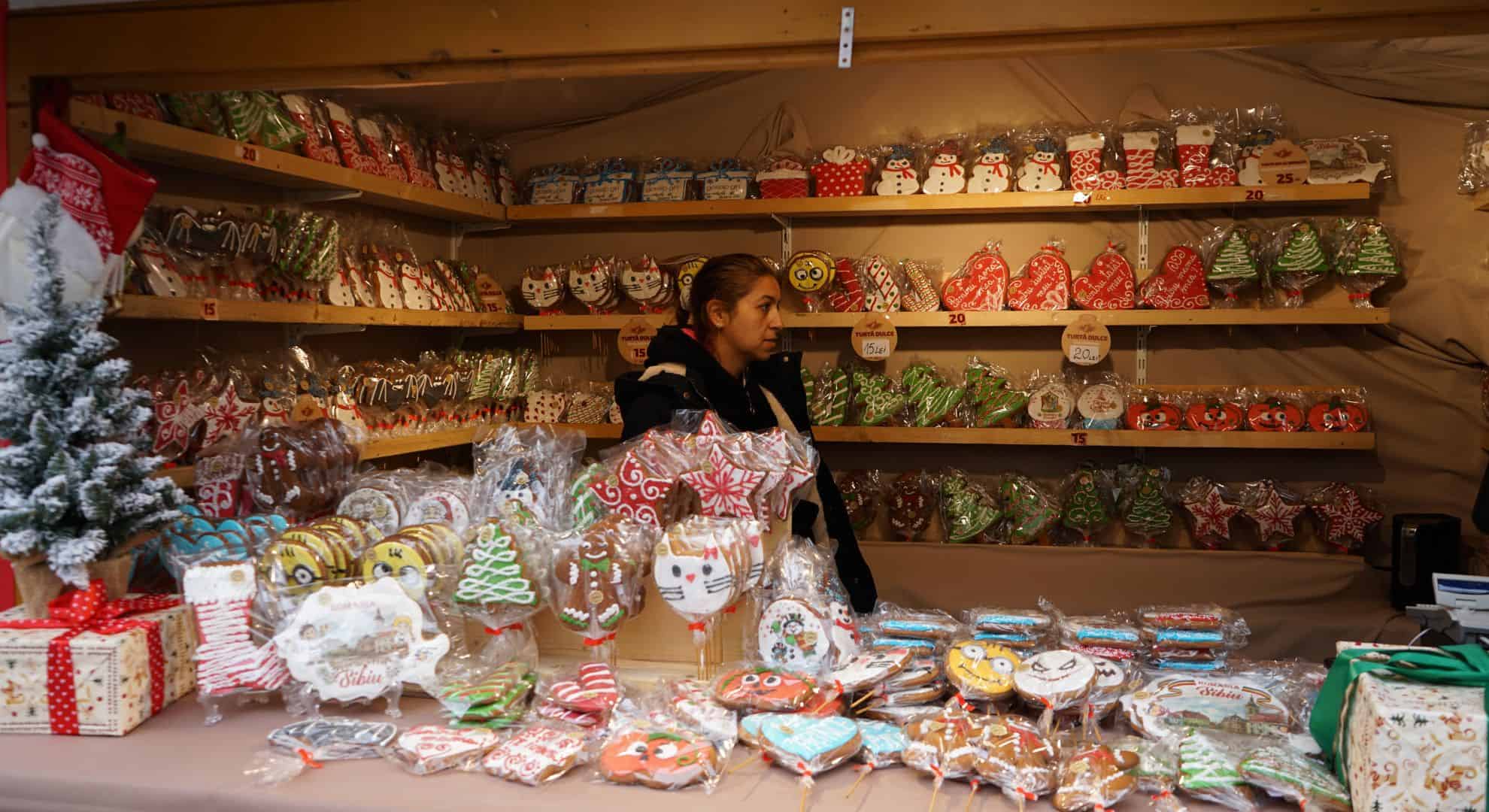 s-a deschis târgul de crăciun din sibiu. căsuțele și ambientul sunt pe placul vizitatorilor. „totul e făcut cu bun gust” (foto, video)